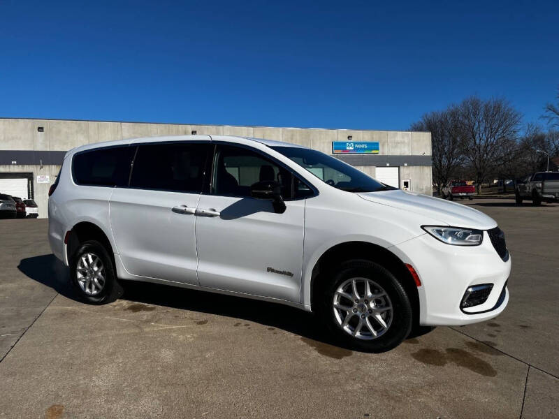 2024 Chrysler Pacifica Touring