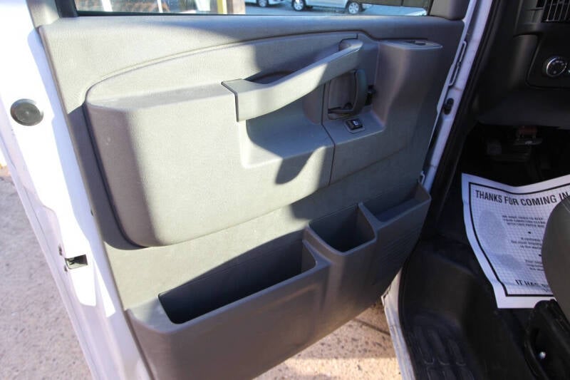 2020 GMC Savana Passenger LS photo 17