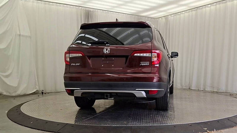 2019 Honda Pilot Touring w/Rear Captain's Chairs