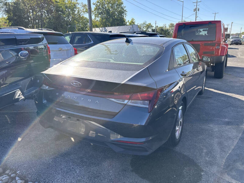 2021 Hyundai Elantra SE's photo