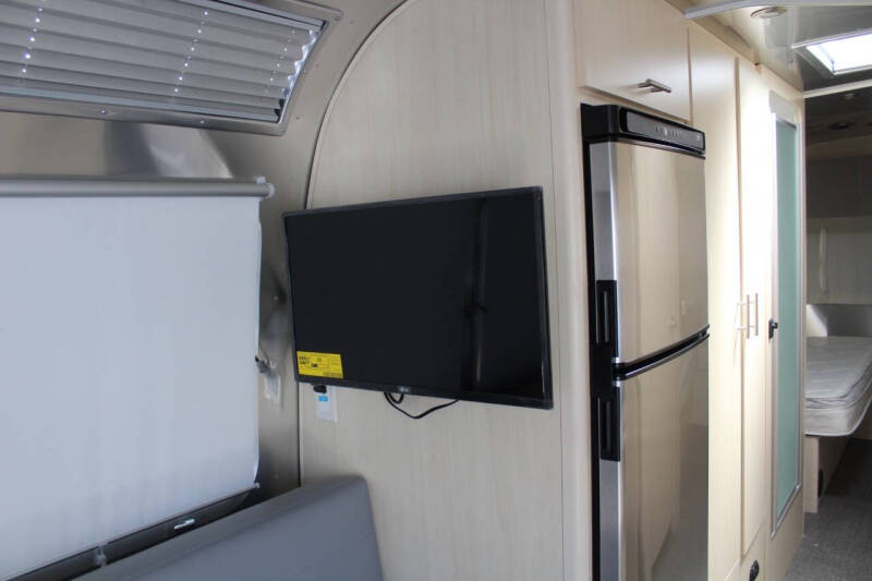 2022 Airstream Flying Cloud 27FB Twin