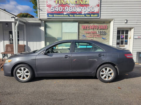 2011 Toyota Camry for sale at IKE'S AUTO SALES in Pulaski VA