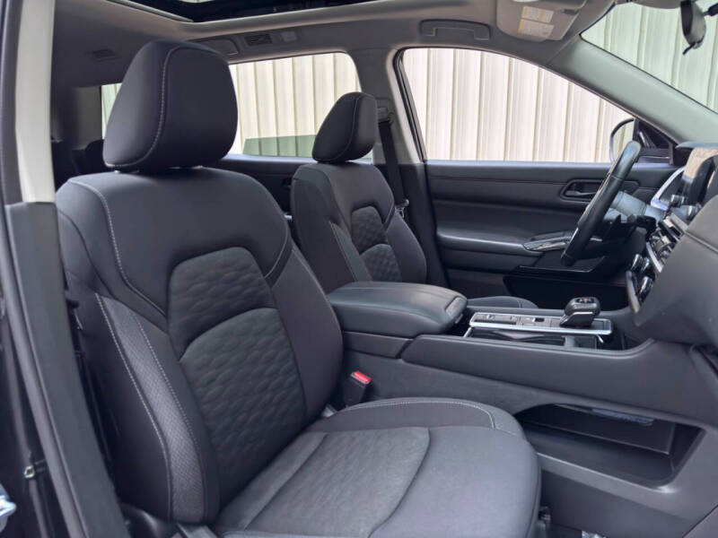 2024 Nissan Pathfinder SV