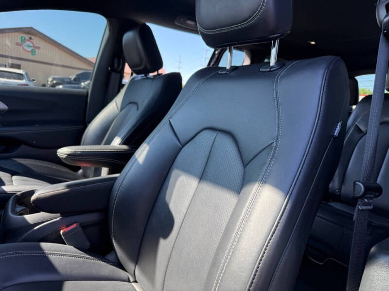 2025 Chrysler Pacifica Select