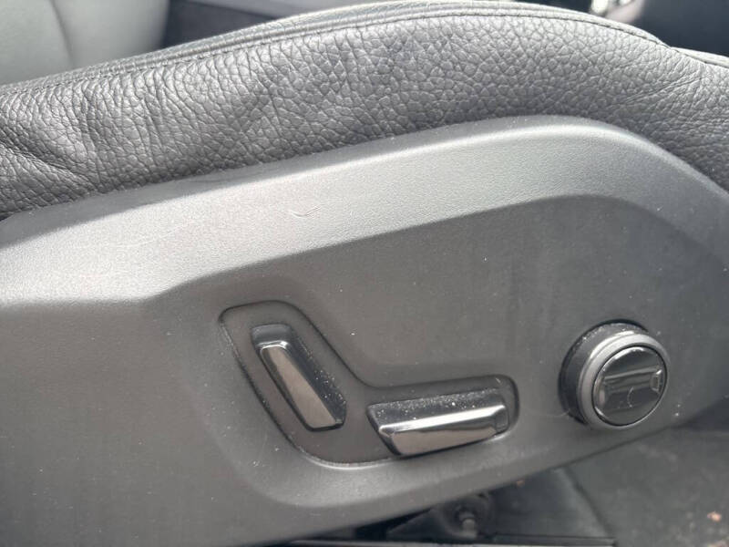 2025 Volvo XC60 B5 Plus Dark Theme