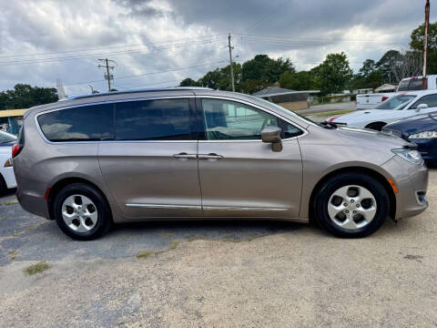 2017 Chrysler Pacifica Touring-L Plus