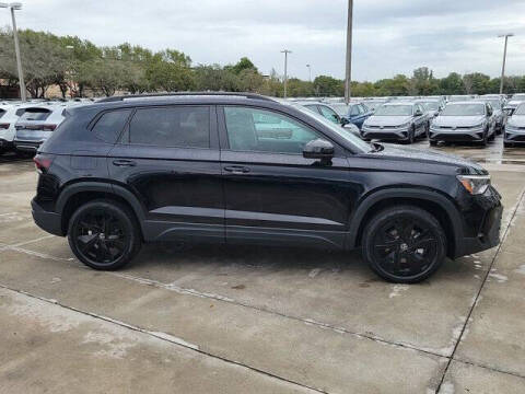2025 Volkswagen Taos SE Black