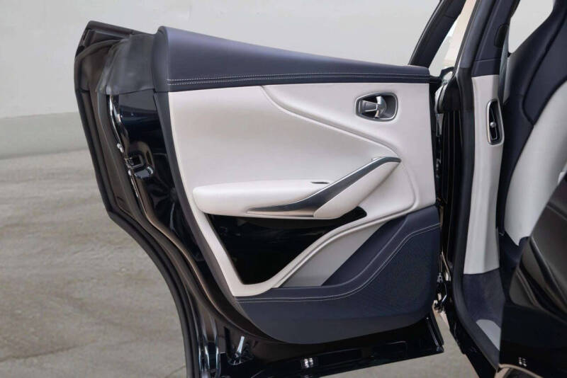 2023 Aston Martin DBX