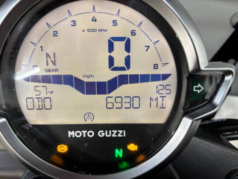 2022 Moto Guzzi V7 Stone