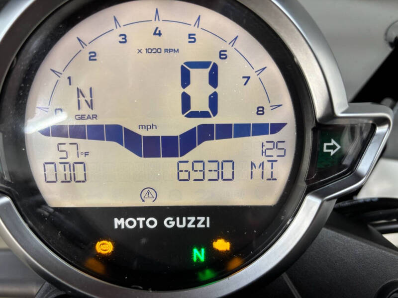 2022 Moto Guzzi V7 Stone