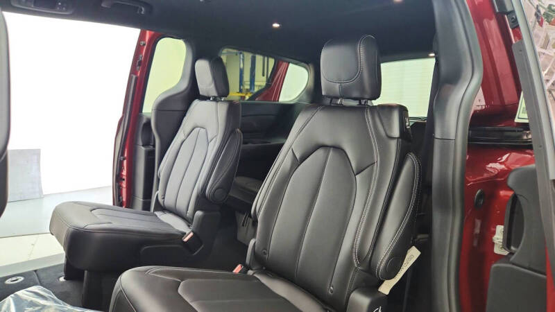2027 Chrysler Pacifica Select
