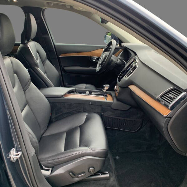 2021 Volvo XC90 T6 Momentum 7-Passenger