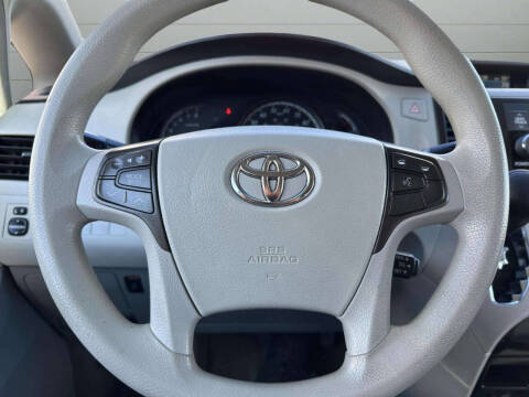 2013 Toyota Sienna LE 8-Passenger