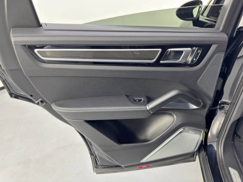 2022 Porsche Cayenne Turbo S E-Hybrid Coupe