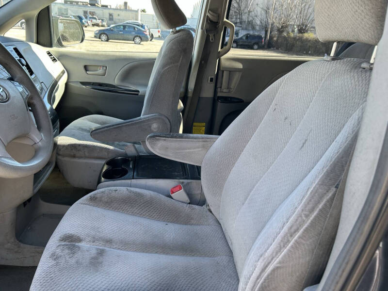 2013 Toyota Sienna LE 8-Passenger