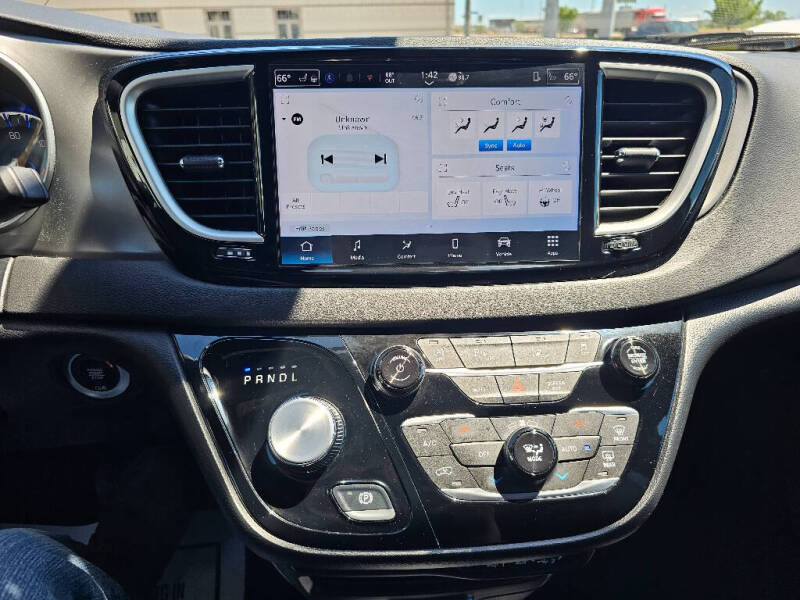 2025 Chrysler Pacifica Select