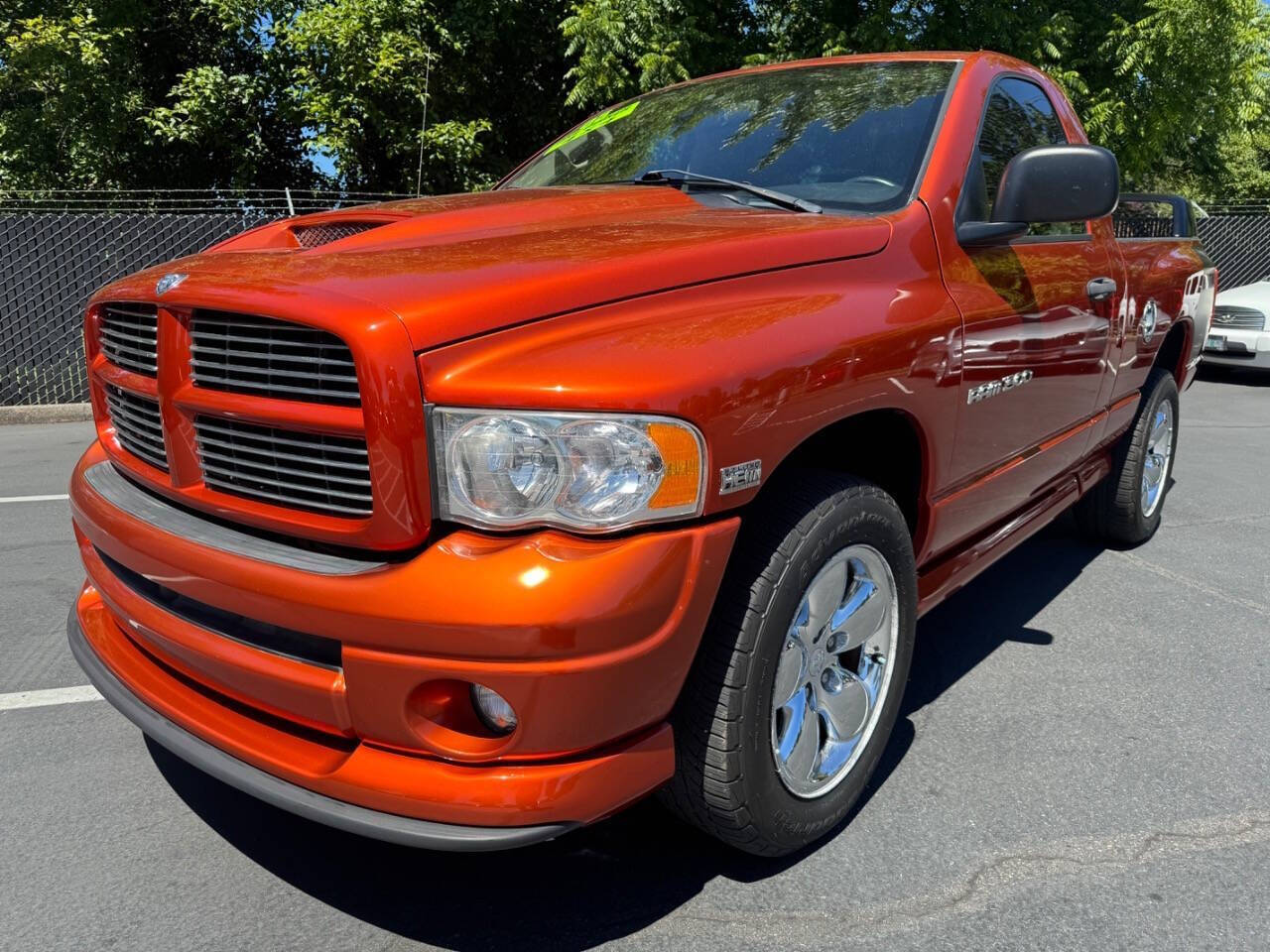 Go Mango! 2005 Dodge RAM 1500 SLT 4WD Pickup Truck Four-Wheel Drive 5-Speed Automatic