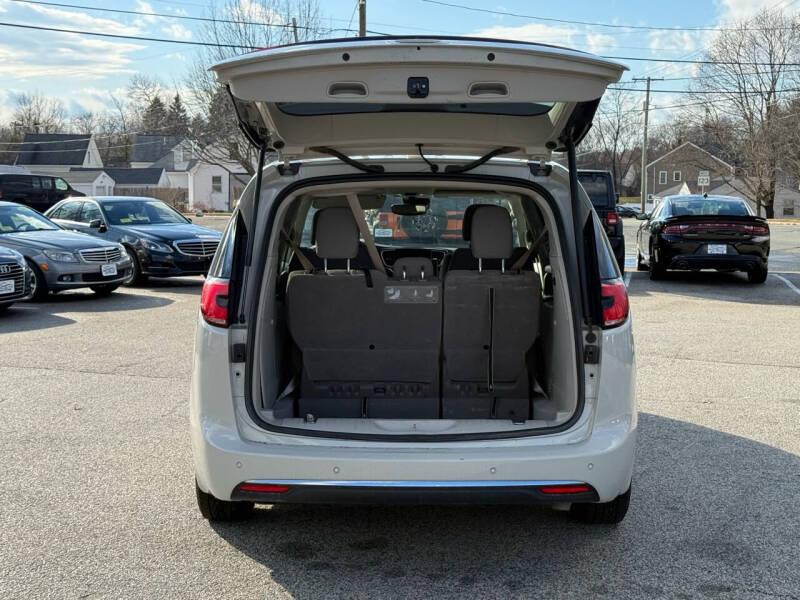 2021 Chrysler Pacifica Touring photo 13