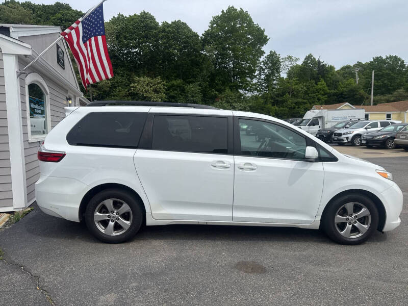 2017 Toyota Sienna LE 8-Passenger
