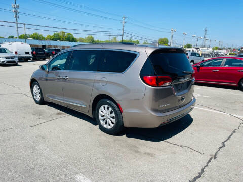 2017 Chrysler Pacifica Touring-L