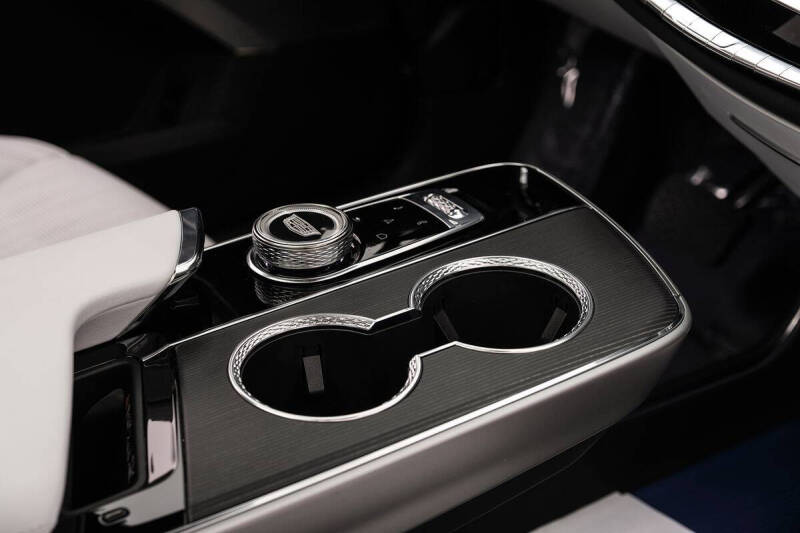 2025 Cadillac LYRIQ Luxury 2