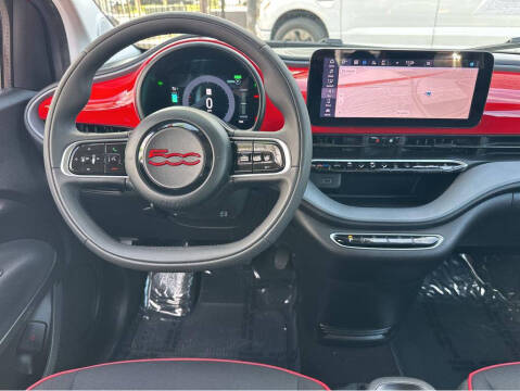 2024 FIAT 500e Inspi(RED)