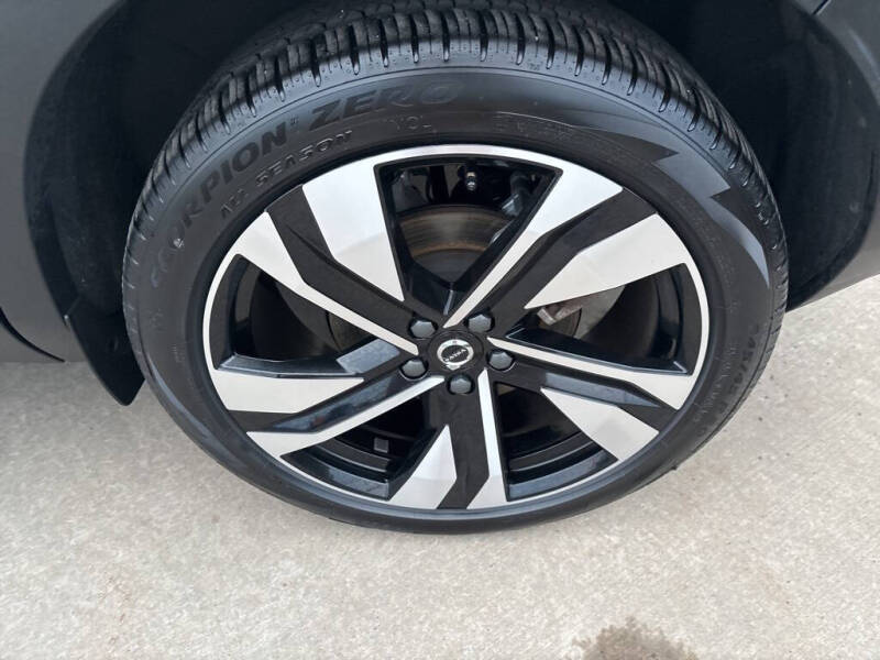 2025 Volvo XC40 B5 Plus Dark Theme