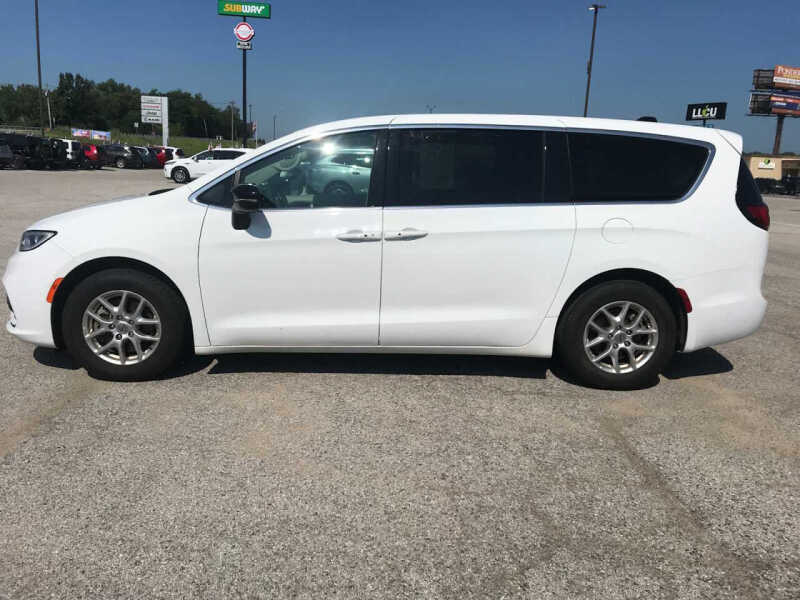 2024 Chrysler Pacifica Touring L