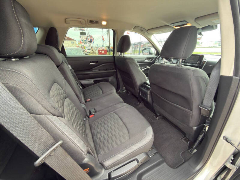 2022 Nissan Pathfinder SV