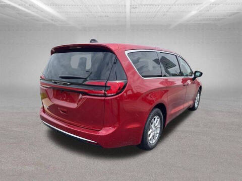 2027 Chrysler Pacifica Select