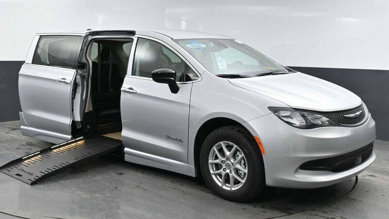 2024 Chrysler Voyager LX's photo