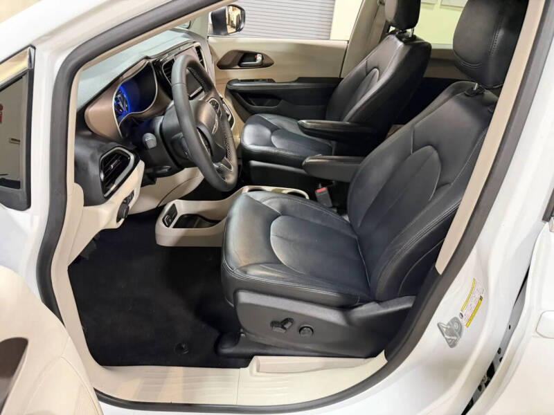 2022 Chrysler Voyager LX