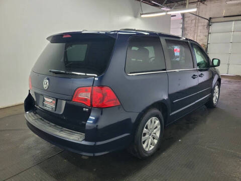 2014 Volkswagen Routan SE