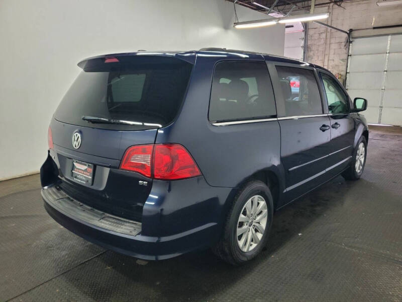 2014 Volkswagen Routan SE