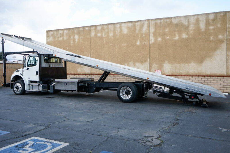 2023 Freightliner M2 106