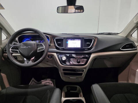 2022 Chrysler Voyager LX