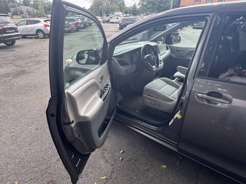 2015 Toyota Sienna LE 8-Passenger