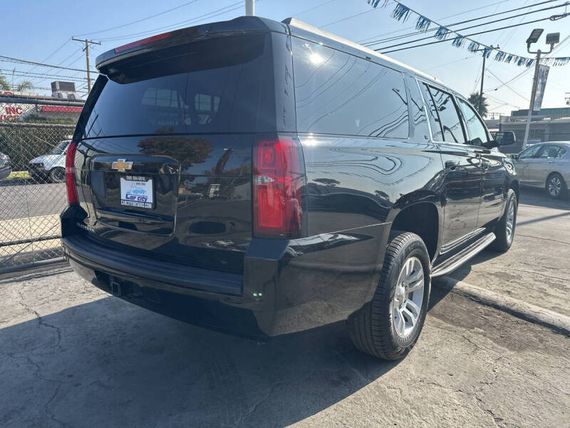 2018 Chevrolet Suburban LT photo 4