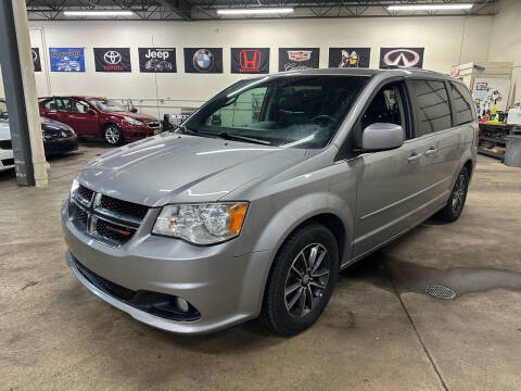 2017 Dodge Grand Caravan for sale at JE Autoworks LLC in Willoughby OH