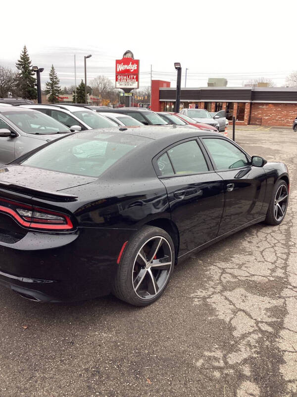 2017 Dodge Charger null photo 4