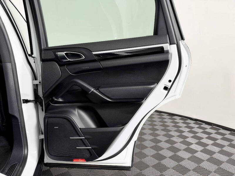 2017 Porsche Cayenne Platinum Edition