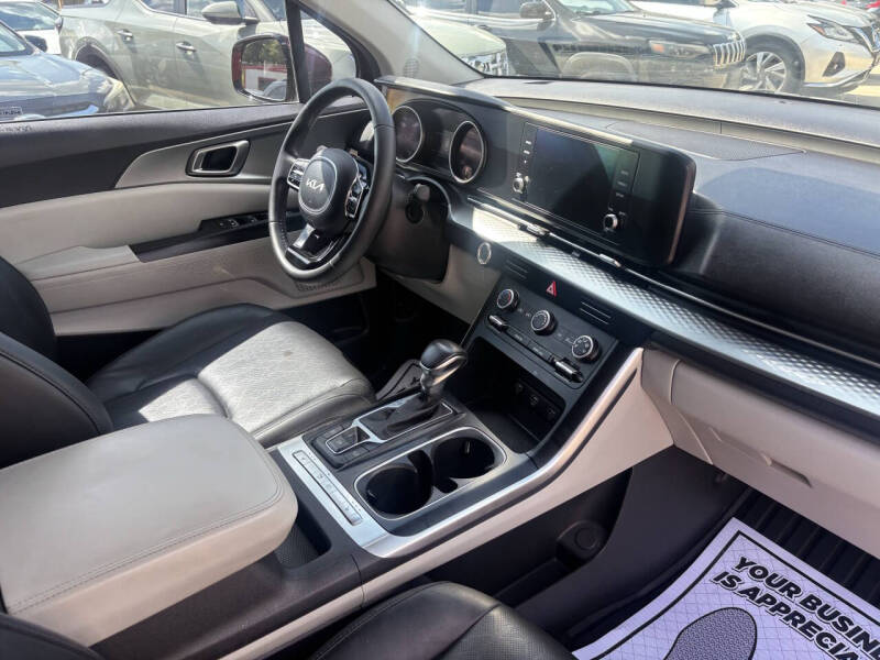 2023 Kia Carnival LX