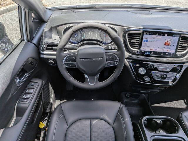 2027 Chrysler Pacifica Select