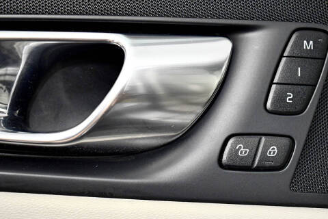 2022 Volvo XC60 B5 Momentum