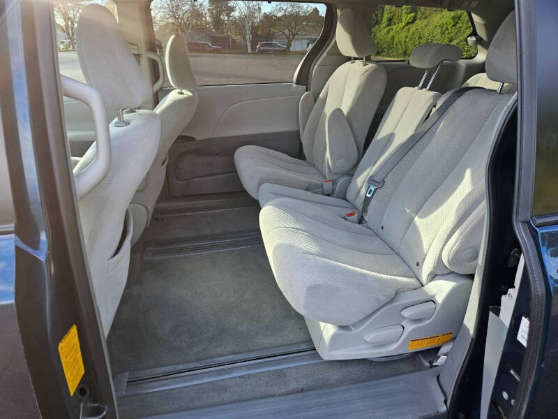 2011 Toyota Sienna LE 7-Passenger Auto Access Seat