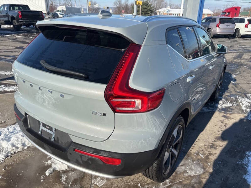 2025 Volvo XC40 B5 Plus Bright Theme