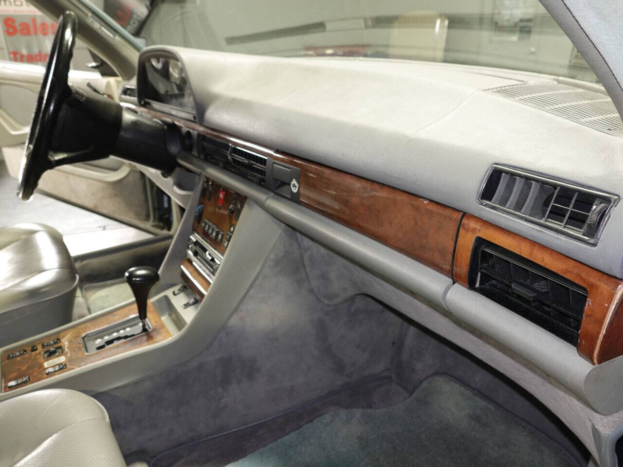 1987 Mercedes-Benz 560-Class 36