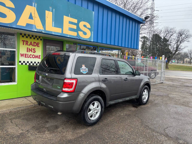 2010 Ford Escape XLT photo 2