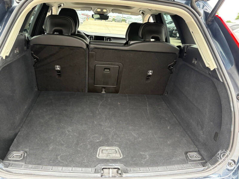 2025 Volvo XC60 B5 Core Dark Theme