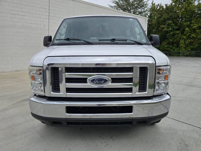 2013 Ford E-Series Econoline Wagon XLT photo 5